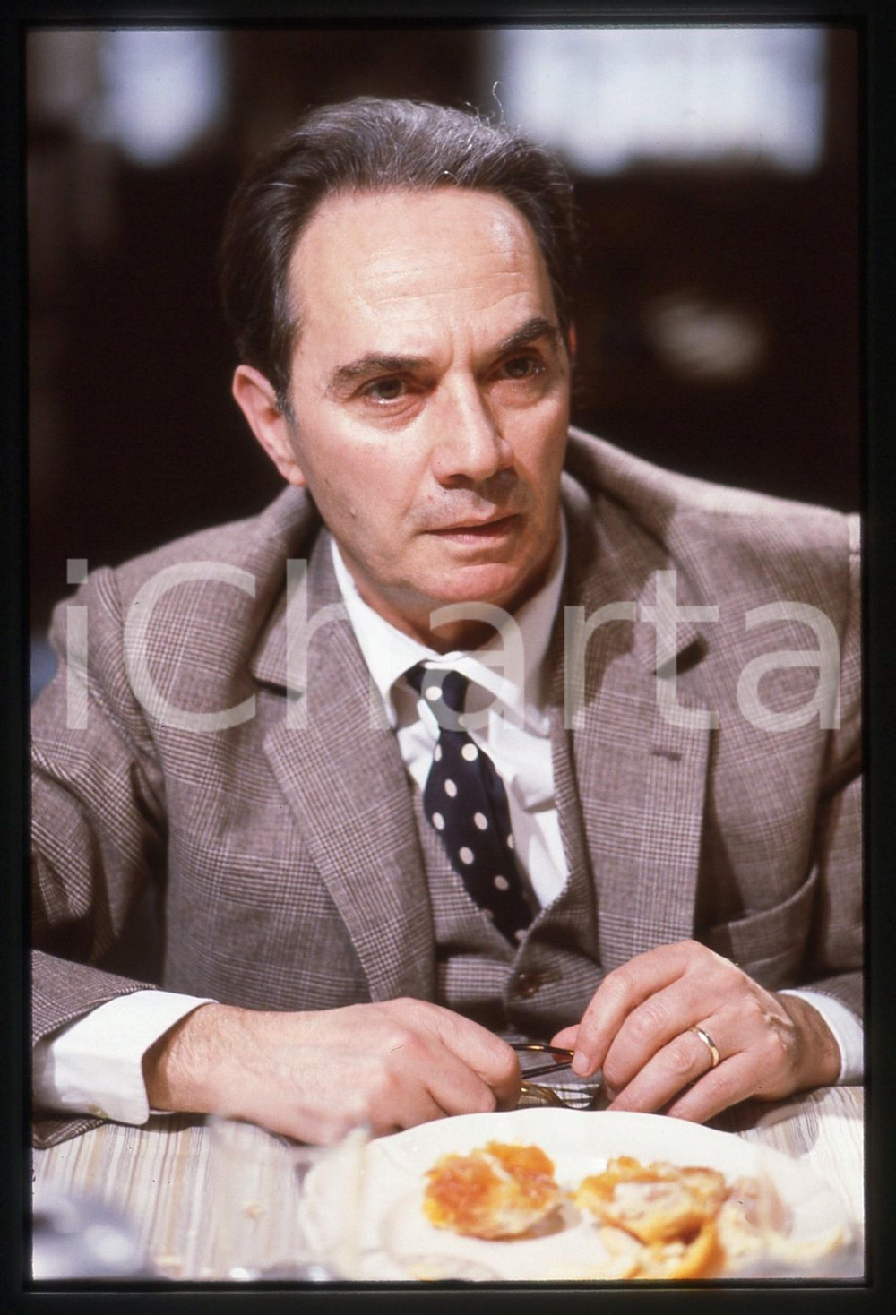 35mm vintage slide* 1985 RAI 2 Antonio CASAGRANDE Un cappello pieno di pioggia 1  Diapositiva d'epoca, in formato 35 mm. CONDIZIONI: GOOD   Tutti i diritti riservati.E' severamente vietata la riproduzione. ICharta mette in vendita, sul negozio eBay e in esclusiva sul sito "icharta" il proprio archivio composto da numerose diapositive e negativi fotografici d'epoca, tutti originali e autentici, che attraversano la storia del costume italiano tra gli la fine degli anni Sessanta e Novanta.Si tratta di uno sguardo inedito sull'attualit&agrave;, la politica, la vita quotidiana, il gossip e la cultura, che fotografa il cambiamento della nazione in quest'ultimo scorcio del XX secolo. Un'occasione unica per il mercato del collezionismo, che vede finalmente disponibile un archivio eccezionale per vastit&agrave;, tematiche e condizioni, in un settore (il negativo fotografico e la diapositiva) di assoluta novit&agrave; e dalle interessanti prospettive di investimento.  originale e autentica 1