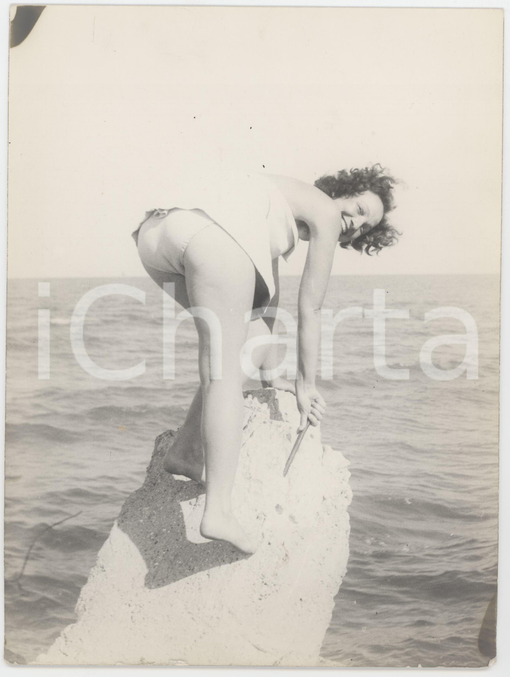 Fotografia d epoca originale 1950 ca COSTUME  ITALIA  Donna sullo scoglio  Foto 18x24 cm 1