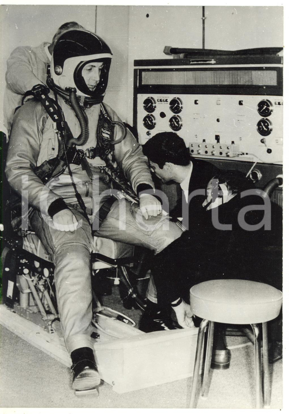 1969 AEREO SUPERSONICO "CONCORDE" AndrÃ© TURCAT indossa la tuta spaziale *Foto   Fotografia d'epoca con didascalia coeva.  CONDIZIONI: G FORMATO: 13x18 cm      originale e autentica 1