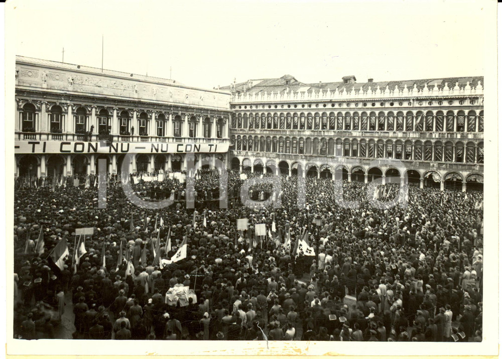 Fotografia d epoca originale 1942 VENEZIA Folla di popolo adunata in Piazza TI CON NU NU CON TI Fotografia 1