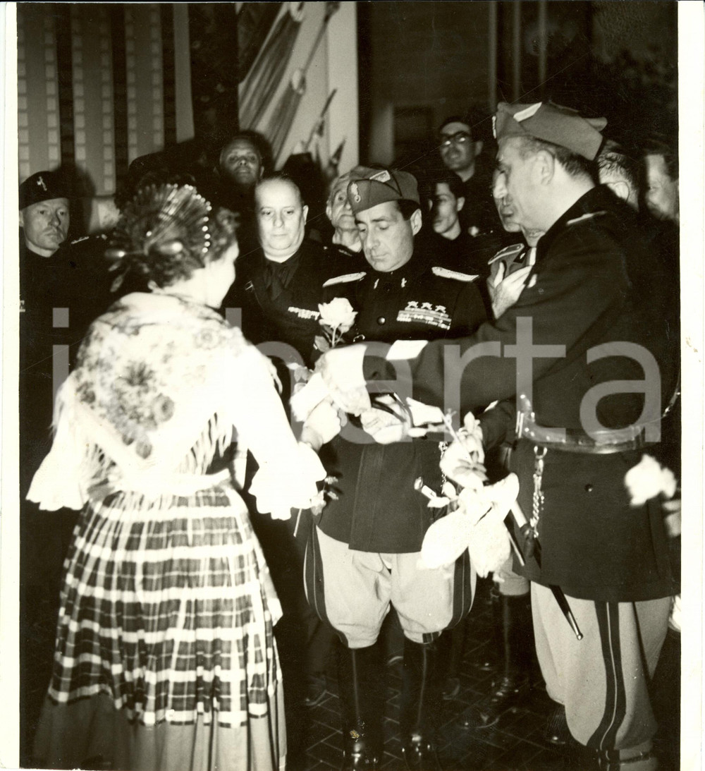 Fotografia d epoca originale 1938 MILANO Achille STARACE visita Mostra Arte Popolare LOMBARDA Fotografia 1