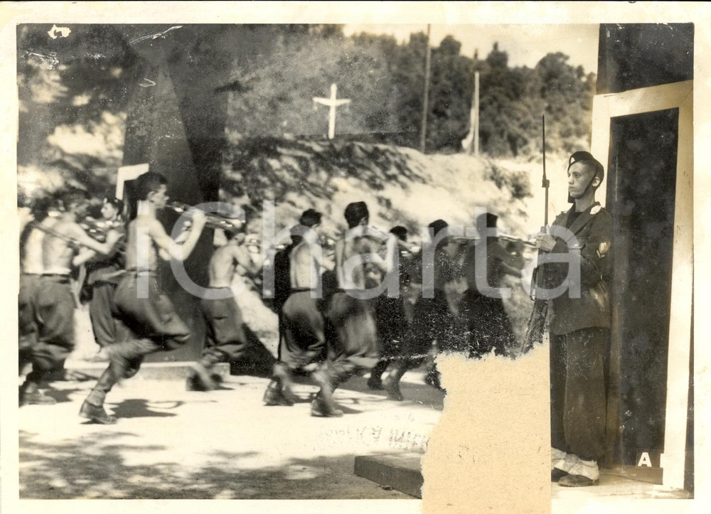 Fotografia d epoca originale 1942 ROMA MACCHIA MADAMA Banda musicale a passo di corsa Campo GIL DANNEGGIATA 1