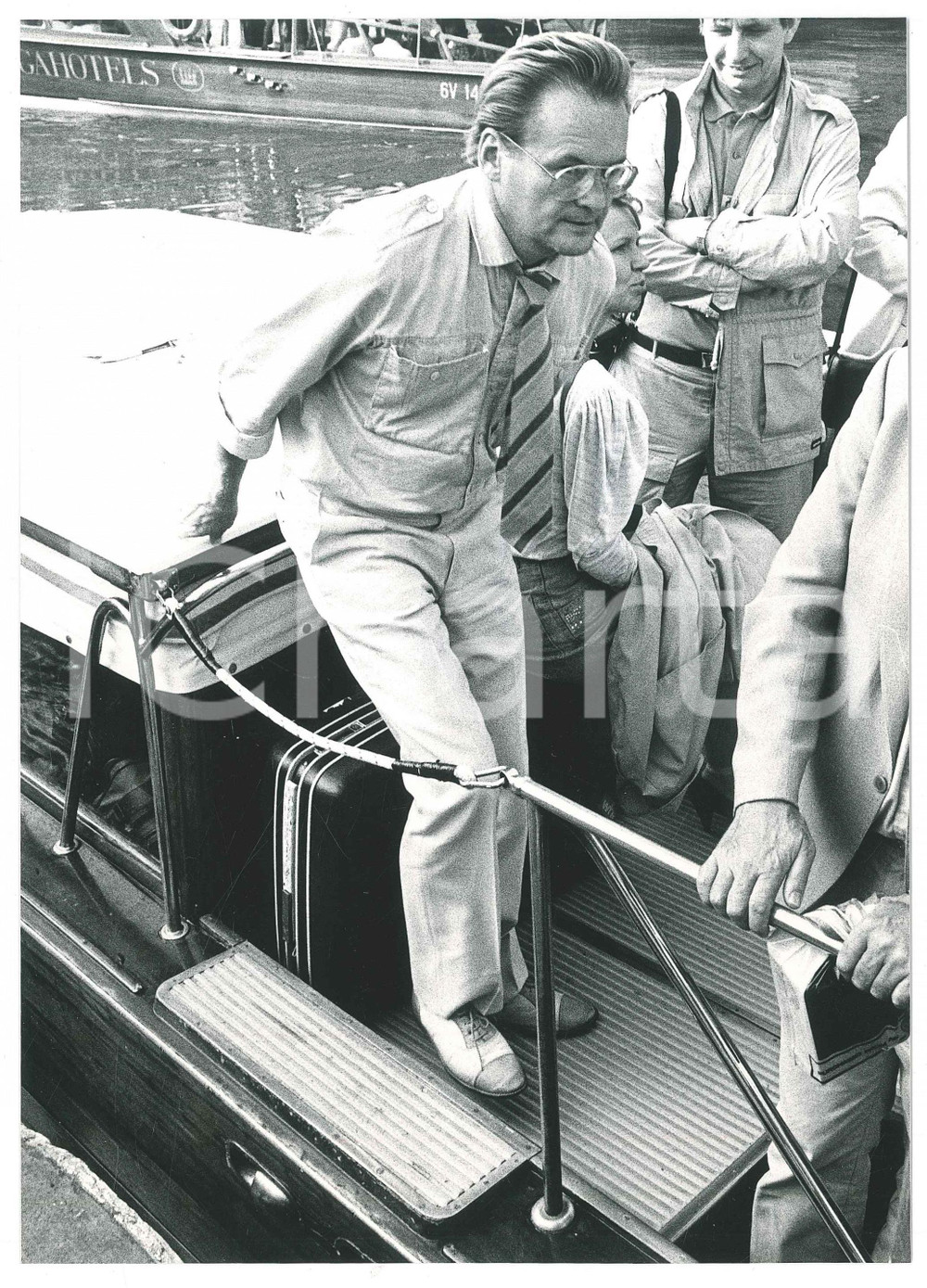 Fotografia d epoca originale 1985 VENEZIA Mostra del Cinema  Jerzy SKOLIMOWSKI  Arrivo  Foto 17x23 cm 1