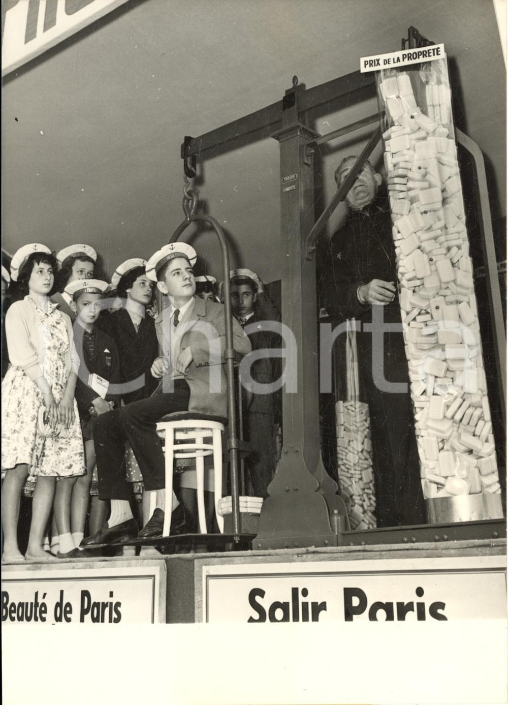 1958 PARIS Dix petits parisiens les plus propres reçoivent poids en savonnettes