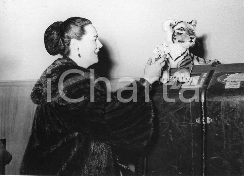 1955 GENOVA Stazione marittima - Soprano Renata TEBALDI con peluche - Foto 1955Fotografia vintage rara d'epoca.Timbro archivio Publifoto Genova al verso.FORMATO: 24x18 cm CONDIZIONI: G (minimi difetti di stampa)ICHARTA mette in vendita le stampe vintage della collezione Publifoto Genova, per la maggior parte inedita o in tiratura di pochi esemplari. Si tratta di un'ottima opportunit&agrave; di investimento per i collezionisti di fotografie d'epoca.    originale e autentica 1