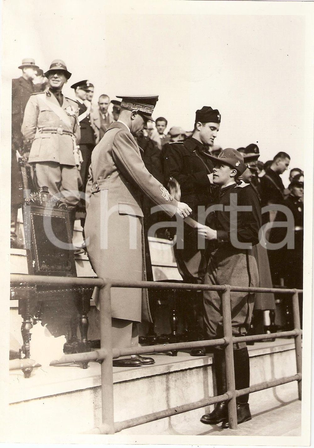 Fotografia d epoca originale 1938 MILANO Duca di BERGAMO premia goliardi fascisti Campo GIURIATI DANNEGGIATA 1