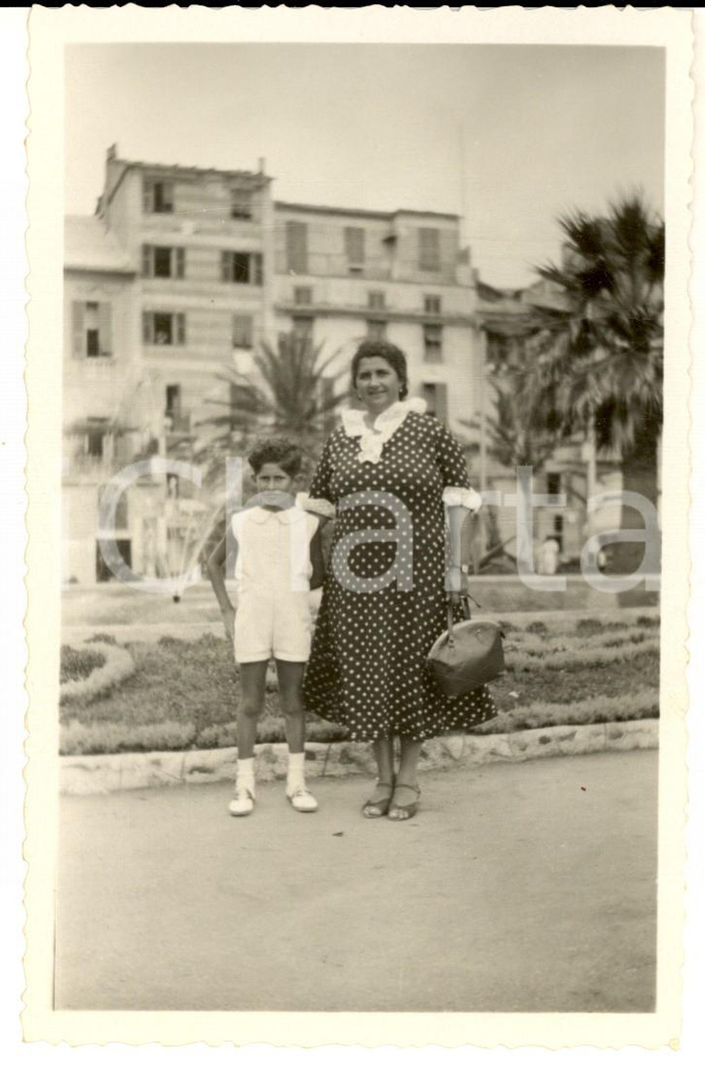 Fotografia d epoca originale 1950 ca PISA Ritratto di madre con il figlio in PIAZZA DANTE Foto cartolina 1