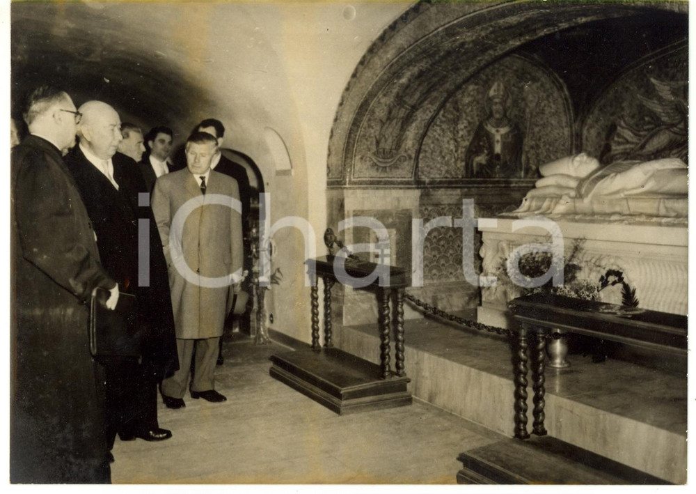 1957 ROMA Basilica San Pietro - Theodor HEUSS rende omaggio alla tomba di PIO XI  Fotografia d'epoca con didascalia coeva.  CONDIZIONI: FAIR (alone diffuso) FORMATO: 18x13 cm     originale e autentica 1