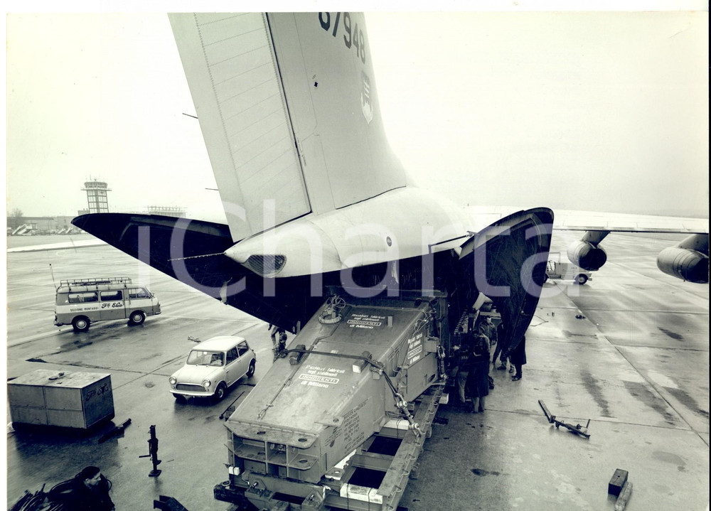 Fotografia d epoca originale 1968 MILANO Trasporto aereo di elementi per reattori nucleari Foto 24x18 1