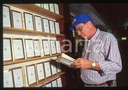 35mm vintage slide* 1994, USA, Giovanni Paolo II becoms author, library (2)  Diapositiva d'epoca, in formato 35 mm.CONDIZIONI: GOODE' severamente vietata la riproduzione. Tutti i diritti sono riservati.Nella diapositiva ICharta mette in vendita, sul negozio eBay e in esclusiva sul sito "icharta" il proprio archivio composto da numerose diapositive e negativi fotografici d'epoca, tutti originali e autentici, che attraversano la storia del costume italiano tra gli la fine degli anni Sessanta e Novanta.Si tratta di uno sguardo inedito sull'attualit&agrave;, la politica, la vita quotidiana, il gossip e la cultura, che fotografa il cambiamento della nazione in quest'ultimo scorcio del XX secolo. Un'occasione unica per il mercato del collezionismo, che vede finalmente disponibile un archivio eccezionale per vastit&agrave;, tematiche e condizioni, in un settore (il negativo fotografico e la diapositiva) di assoluta novit&agrave; e dalle interessanti prospettive di investimento.  FAIR/discreto   originale e autentica 1