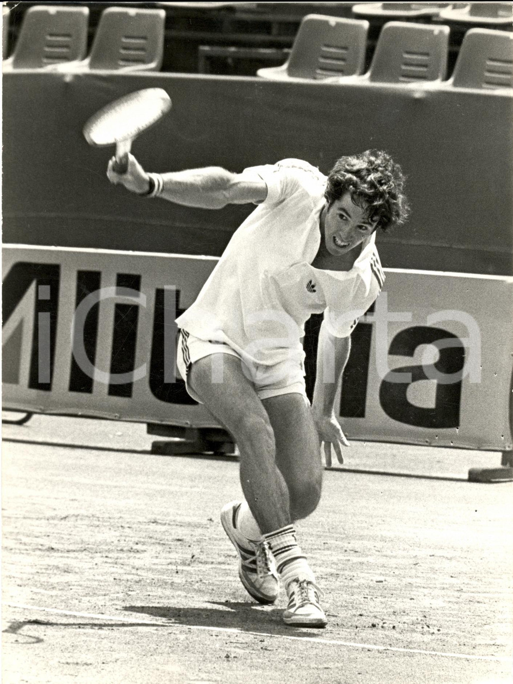 Fotografia d epoca originale 1980 ca TENNIS Eliot TELTSCHER dopo un lancio sponsor ALITALIA SUPERGA Foto 1