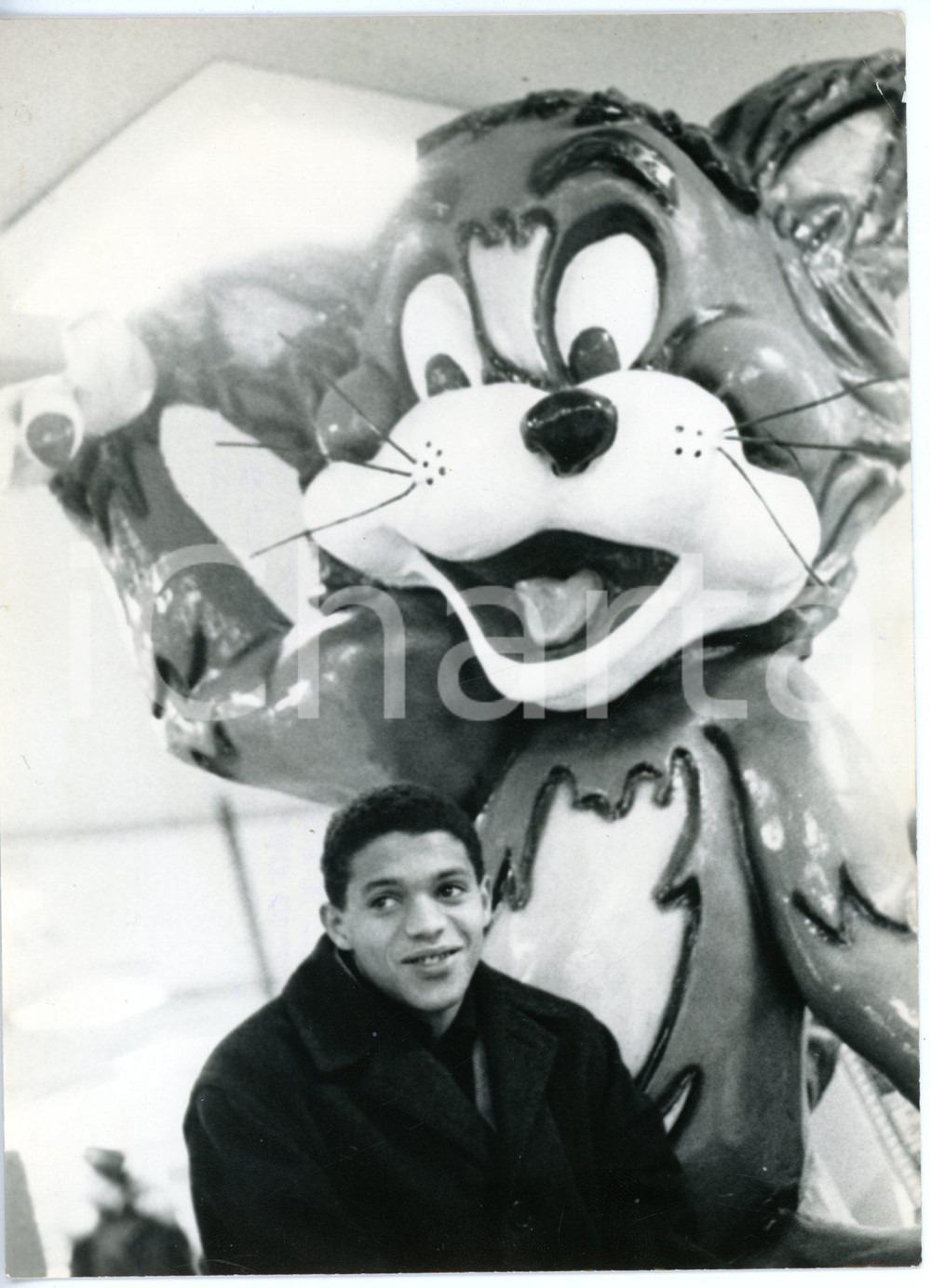 1962 MILANO Giocatore INTER Jair DA COSTA tra i pupazzi dei grandi magazzini