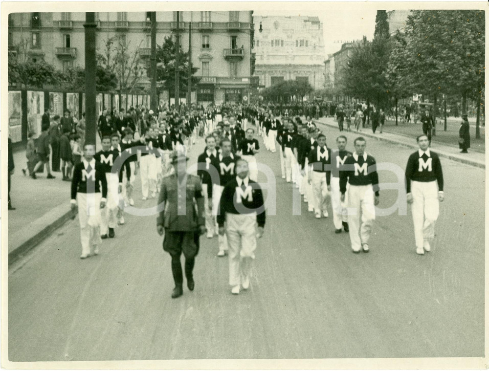 Fotografia d epoca originale 1937 MILANO Parata squadra GUF Milano alla Stazione Centrale FOTOGRAFIA 1