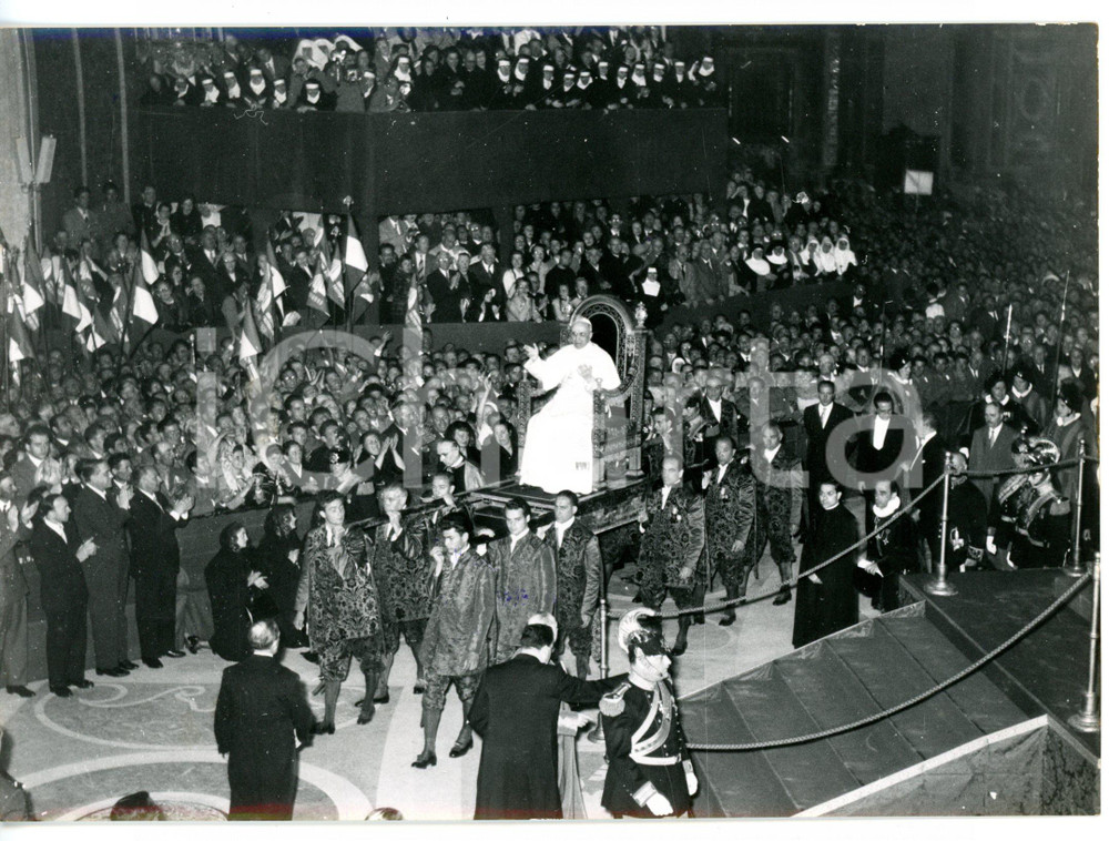 1957 CITTÃ€ DEL VATICANO Papa PIO XII riceve COLTIVATORI DIRETTI *Foto 18x13 cm Fotografia d'epoca con didascalia coeva al verso. CONDIZIONI: GFORMATO: 18x13 cm      originale e autentica 1