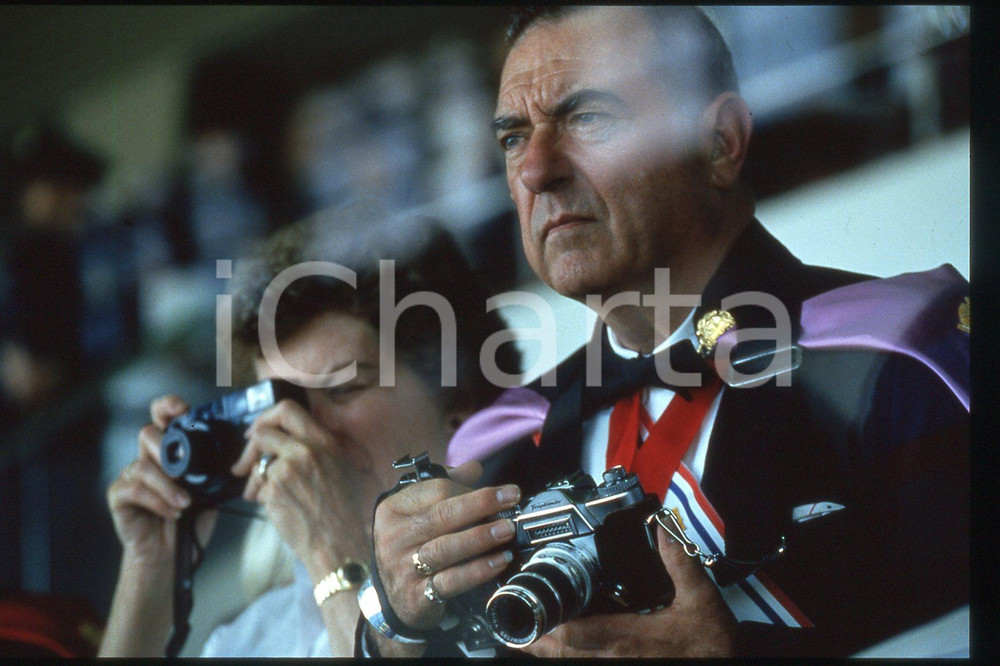 35mm vintage slide* 1995 BROOKLYN Aqueduct Racetrack - People waiting for Pope 2  Diapositiva d'epoca, in formato 35 mm.CONDIZIONI: GOODE' severamente vietata la riproduzione. Tutti i diritti sono riservati.Nella diapositiva ICharta mette in vendita, sul negozio eBay e in esclusiva sul sito "icharta" il proprio archivio composto da numerose diapositive e negativi fotografici d'epoca, tutti originali e autentici, che attraversano la storia del costume italiano tra gli la fine degli anni Sessanta e Novanta.Si tratta di uno sguardo inedito sull'attualit&agrave;, la politica, la vita quotidiana, il gossip e la cultura, che fotografa il cambiamento della nazione in quest'ultimo scorcio del XX secolo. Un'occasione unica per il mercato del collezionismo, che vede finalmente disponibile un archivio eccezionale per vastit&agrave;, tematiche e condizioni, in un settore (il negativo fotografico e la diapositiva) di assoluta novit&agrave; e dalle interessanti prospettive di investimento.  FAIR/discreto   originale e autentica 1