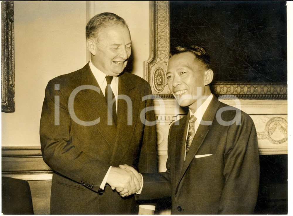 1959 LONDON Selwyn LLOYD meets Foreign Minister of Laos Khamphan PANYA *Photo