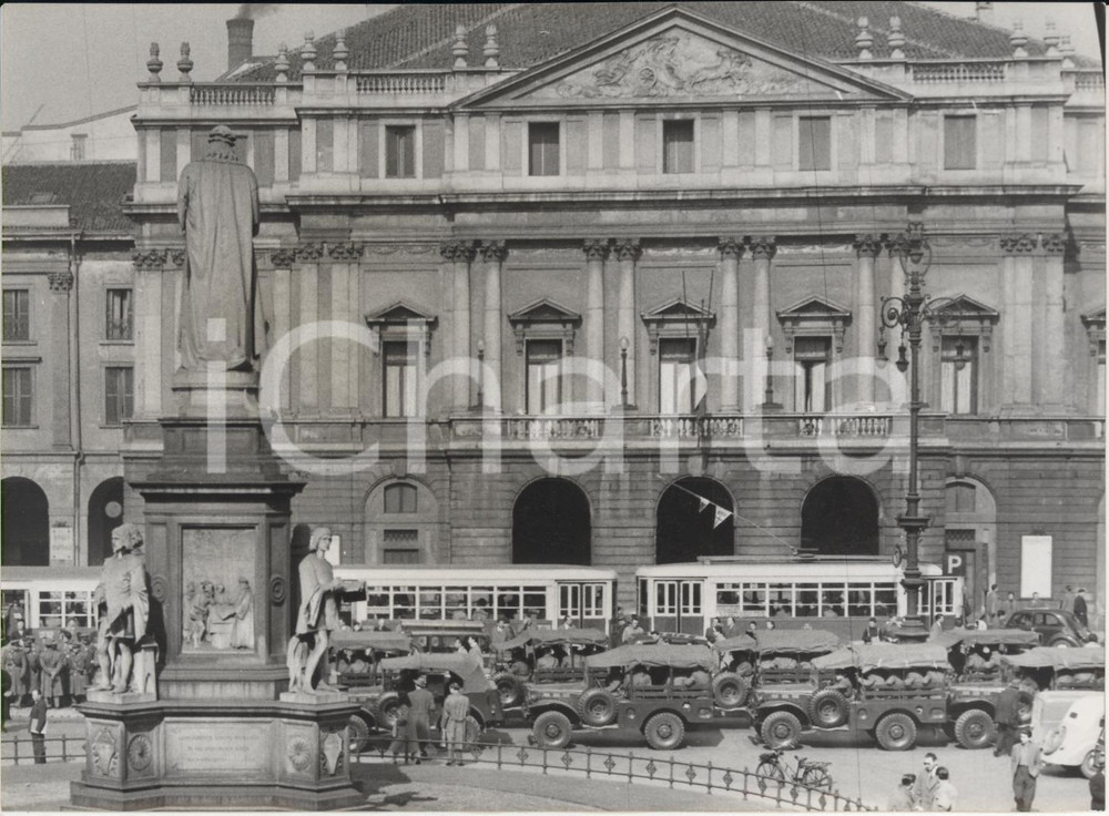 Fotografia d epoca originale 1953 MILANO Piazza della Scala  Manifestazione studentesca a favore di Trieste 1