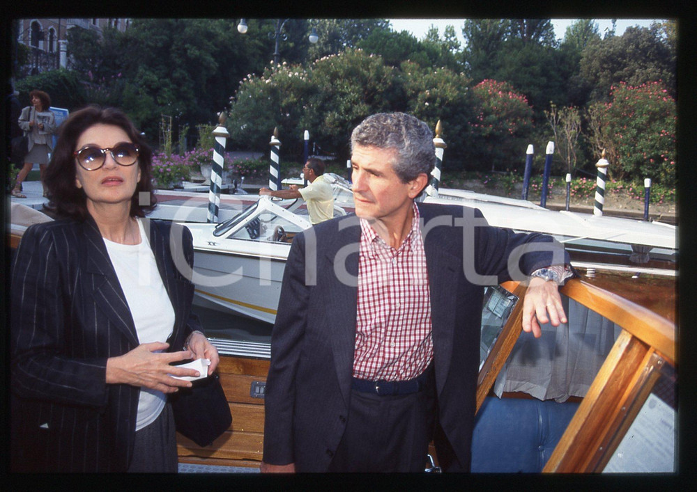 1990 VENEZIA Anouk Aimée Claude Leoluch *35mm VINTAGE SLIDE  Diapositiva d'epoca, in formato 35 mm.  Tutti i diritti riservati.E' severamente vietata la riproduzione. ICharta mette in vendita, sul negozio eBay e in esclusiva sul sito "icharta" il proprio archivio composto da numerose diapositive e negativi fotografici d'epoca, tutti originali e autentici, che attraversano la storia del costume italiano tra gli la fine degli anni Sessanta e Novanta.Si tratta di uno sguardo inedito sull'attualità, la politica, la vita quotidiana, il gossip e la cultura, che fotografa il cambiamento della nazione in quest'ultimo scorcio del XX secolo. Un'occasione unica per il mercato del collezionismo, che vede finalmente disponibile un archivio eccezionale per vastità, tematiche e condizioni, in un settore (il negativo fotografico e la diapositiva) di assoluta novità e dalle interessanti prospettive di investimento. CONDIZIONI:FAIR/discretoFORMATO: 35mm originale e autentica 1