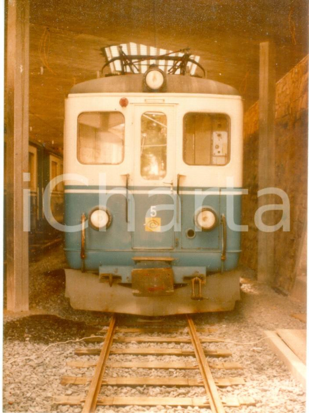 Fotografia d epoca originale 1975 ca FERROVIA LUGANO  PONTE TRESA Locomotiva 5 in deposito Fotografia 1