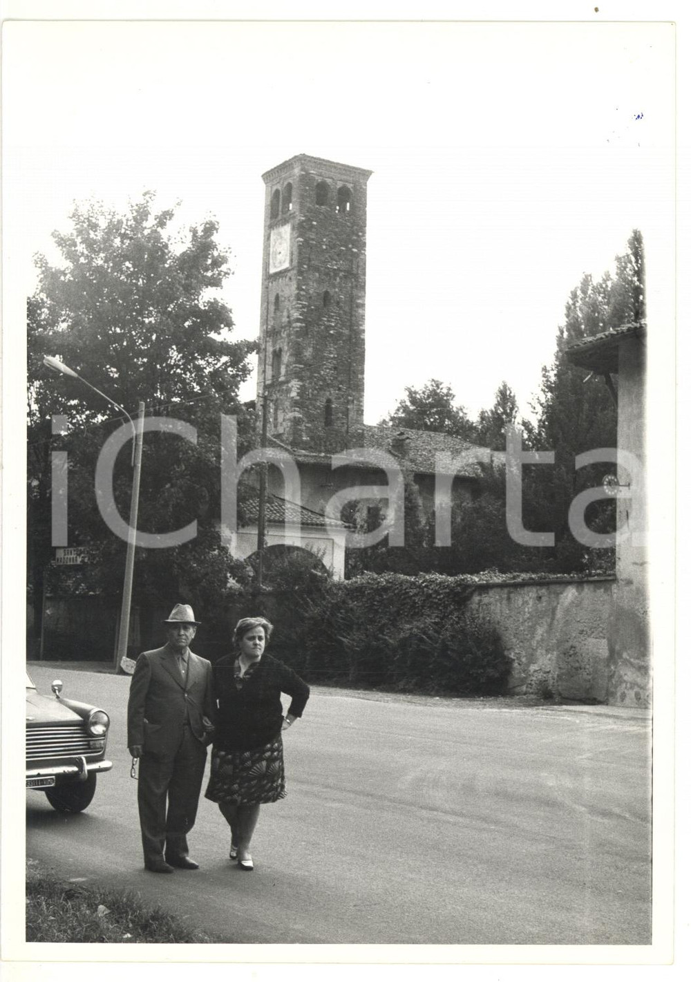 Fotografia d epoca originale 1972 GATTINARA VC Coppia di anziani al Santuario di Santa Maria di Rado Foto 1
