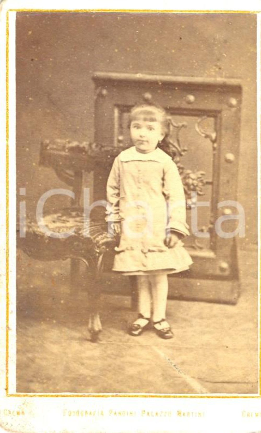 Fotografia d epoca originale 1870 ca CREMA CR Ritratto di bambina con scarpette di vernice Foto PANDINI 1