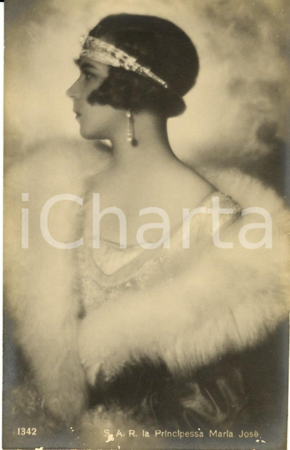 Cartolina originale da collezione 1930 ca La principessa MARIA JOSE' con pelliccia e diadema *Cartolina FP NV 1