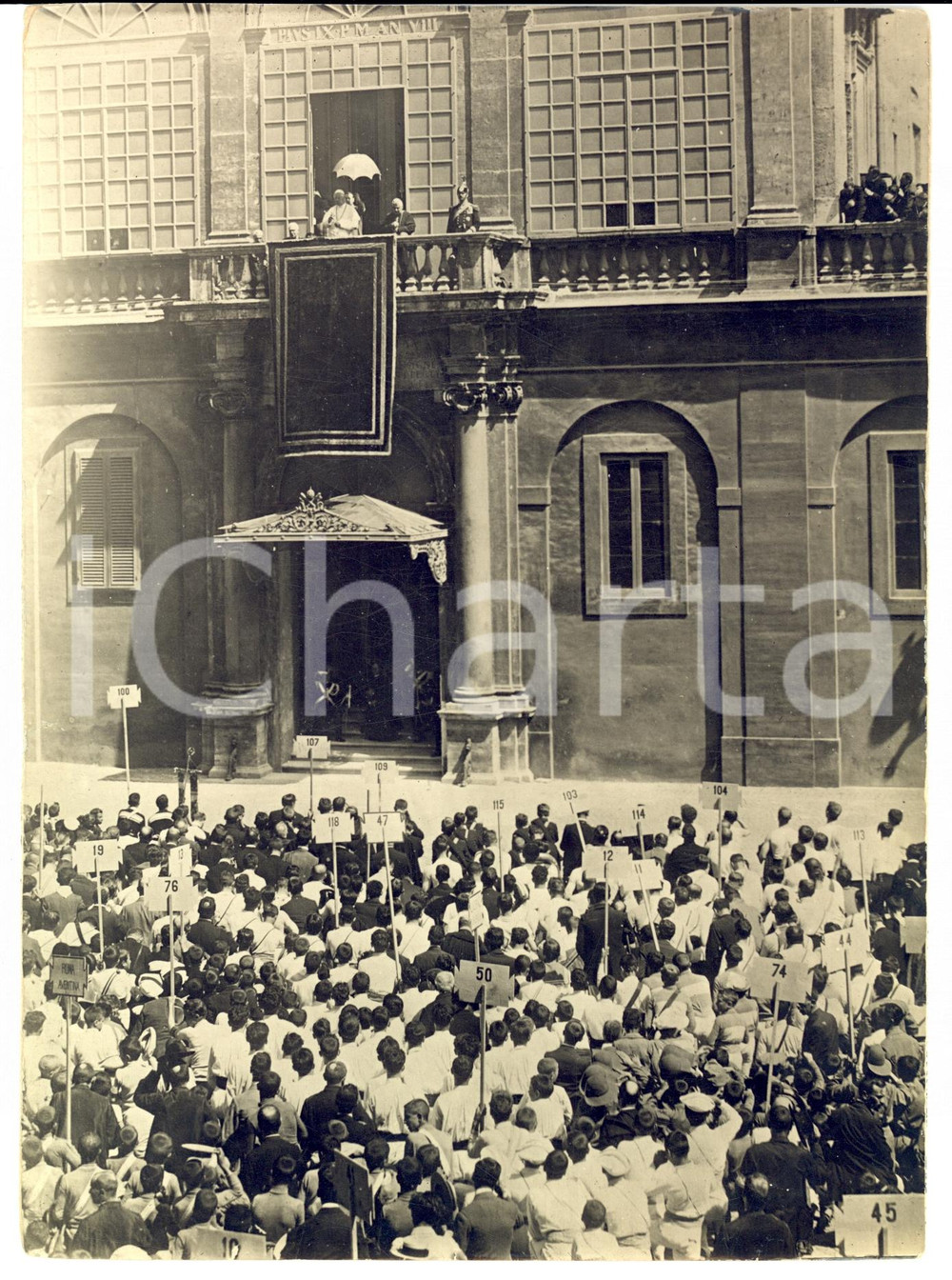 Fotografia d epoca originale 1930 ca ROMA Cortile SAN DAMASO Papa PIO X benedice i ginnasti cattolici Foto 1