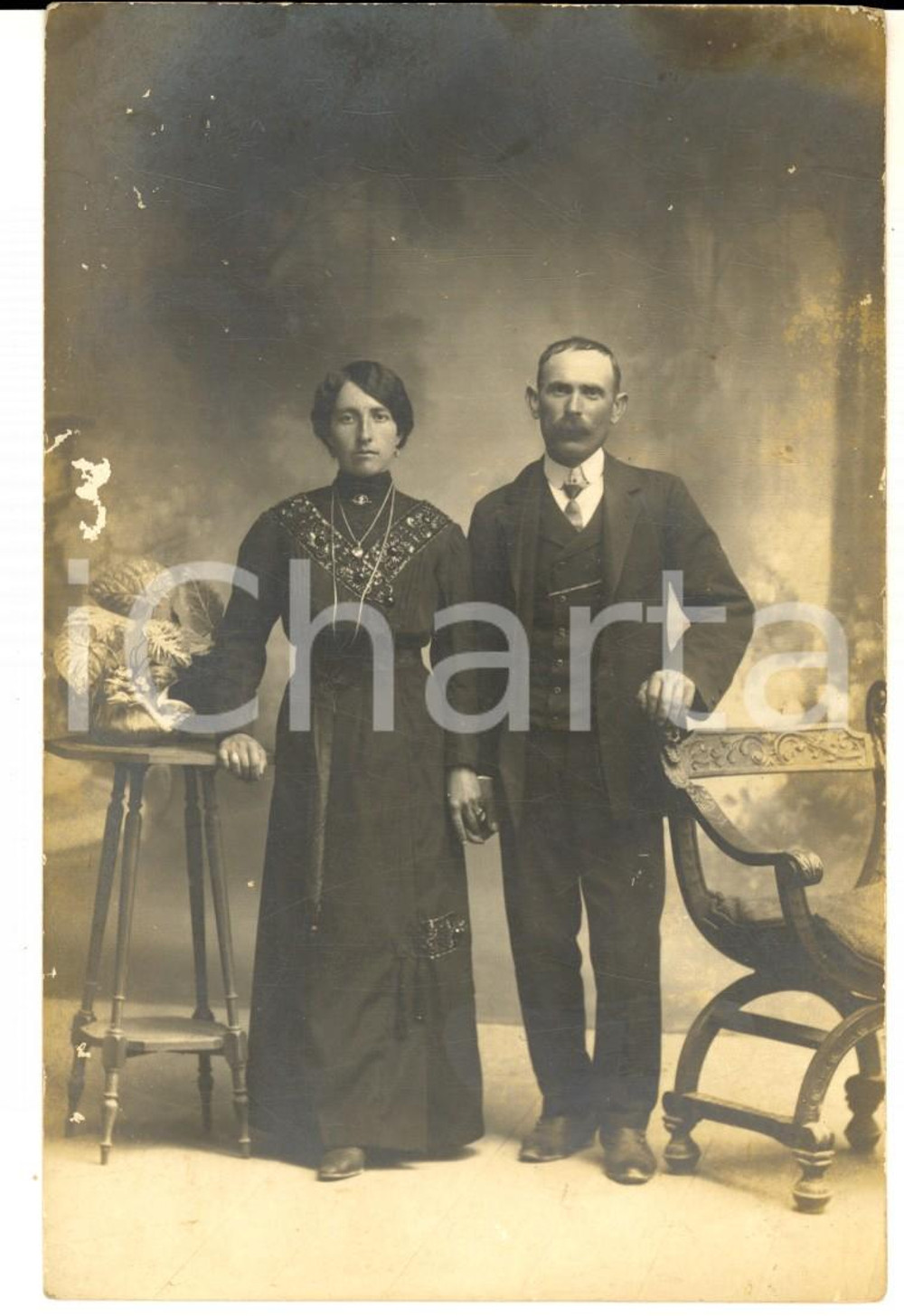 Fotografia d epoca originale 1900 ca ITALIA Ritratto di una coppia di sposi per mano  Foto cartolina VINTAGE 1