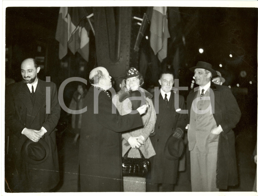 Fotografia d epoca originale 1938 MILANO Guido PESENTI accoglie Complesso dell Opera di MONACO Fotografia 1
