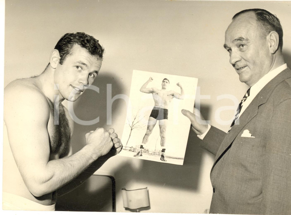 1959 BOXE Ritratto pugile Ingemar JOHANSSON con la foto di un avversario - Foto Fotografia d'epoca con didascalia coeva.  CONDIZIONI: FAIR (piccola piegatura angolare e lievi sovraimpressioni) FORMATO: 18x13 cm    originale e autentica 1