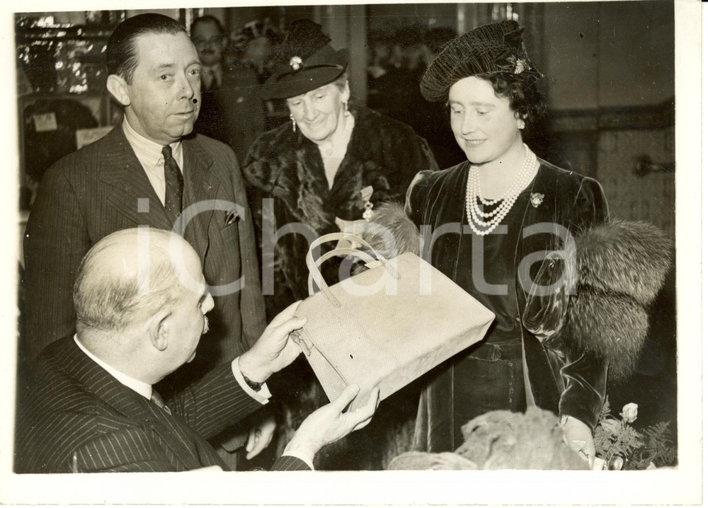 Fotografia d epoca originale 1940 LONDON UK The Queen buying a handbag Sale of Work at QUEEN S HALL Photo 1