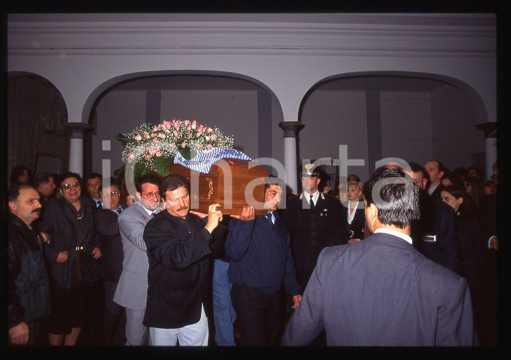 35mm vintage slide*1995 BUSTO ARSIZIO Funerali Mia MARTINI Arrivo salma chiesa 4