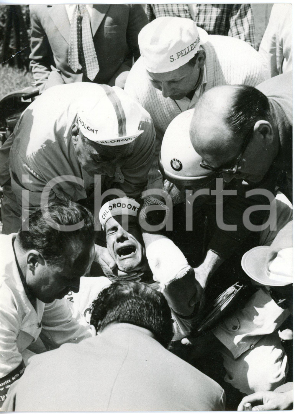 1958 41^ GIRO D'ITALIA 1^TAPPA Emilio BOTTECCHIA e i soccorritori dopo la caduta