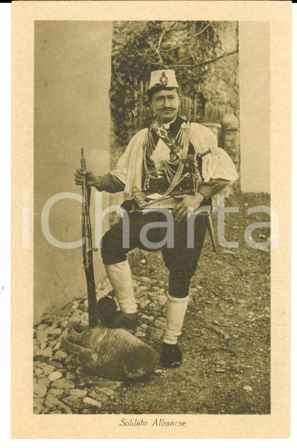 Cartolina originale da collezione 1930 ca COSTUMI ALBANIA Soldato albanese in divisa tradizionale *Cartolina FP NV 1