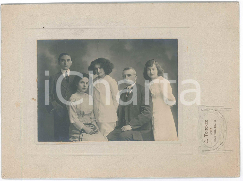1910 ca ROMA Ritratto di famiglia - Foto Camillo TONCKER 24x18 cm Fotografia originale d'epoca, montata su cartoncino rigido.FOTOGRAFO: Camillo Toncker - Roma, corso Vittorio Emanuele 18 GOOD/buono  Formato: 24x18 cm originale e autentica 1