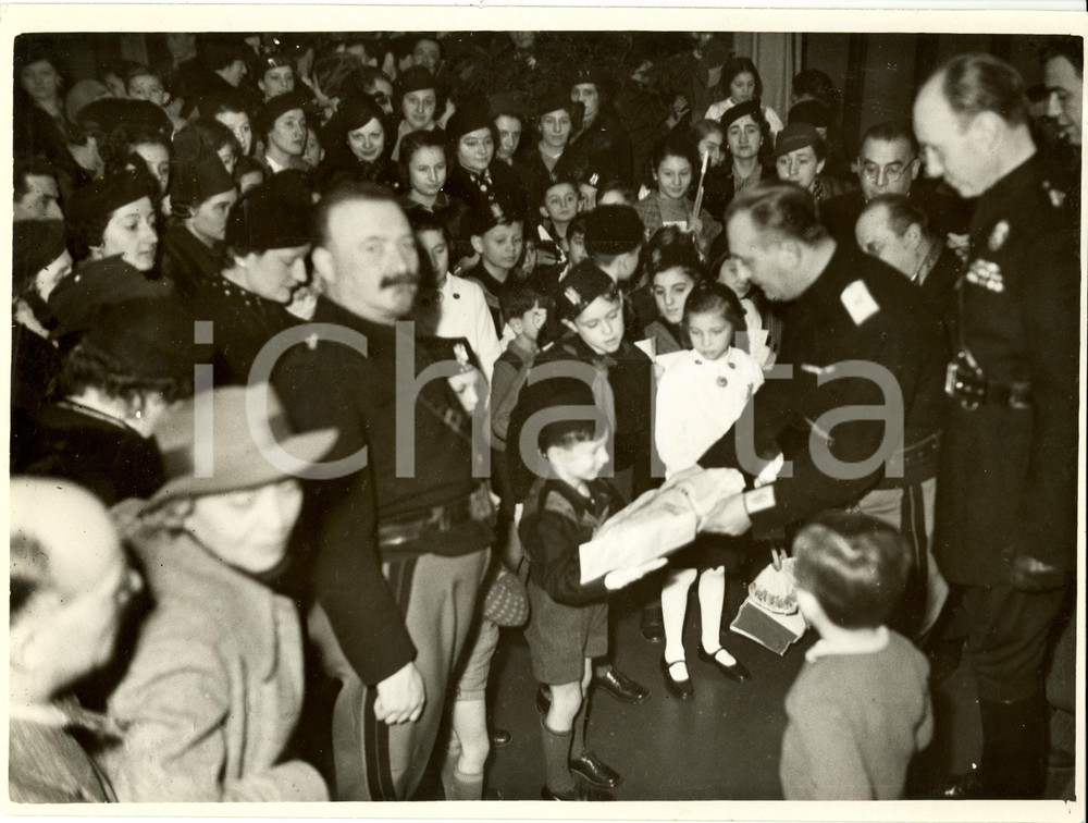Fotografia d epoca originale 1938 MILANO Guido PESENTI distribuisce doni BEFANA FASCISTA a bambini Foto 1