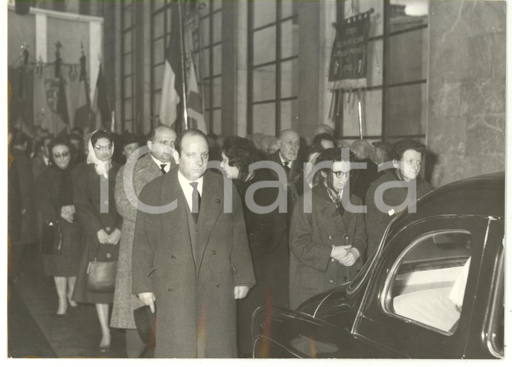 1960 FIRENZE Funerali di Adone ZOLI - I familiari seguono il feretro *Foto  