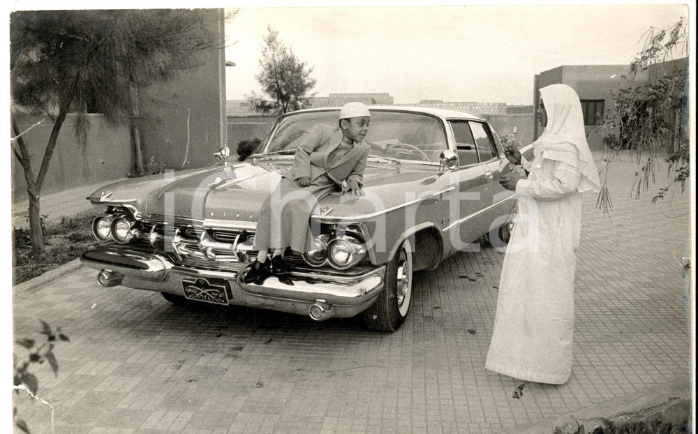 Fotografia d epoca originale 1965 ca ARABIA SAUDITA Principe Makhur ibn SAUD su un auto del padre Foto 30x19 1