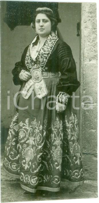 Fotografia d epoca originale 1930 ca GRECIA Donna in costume tradizionale da cerimonia Fotografia cm 4 x 8 1