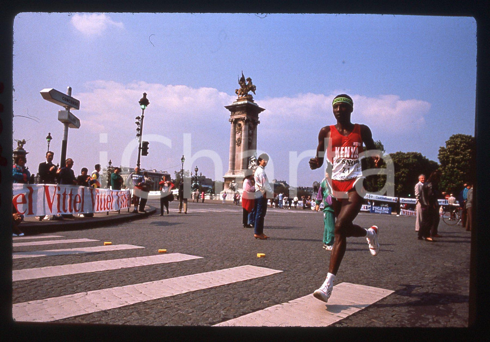 35mm vintage slide* 1989 MARATHON DE PARIS Atleta keniota - Pont Alexandre III