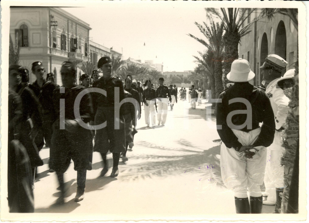 Fotografia d epoca originale 1933 BENGASI Libia Giovani Fascisti sfilano davanti a Rodolfo GRAZIANI Foto 1