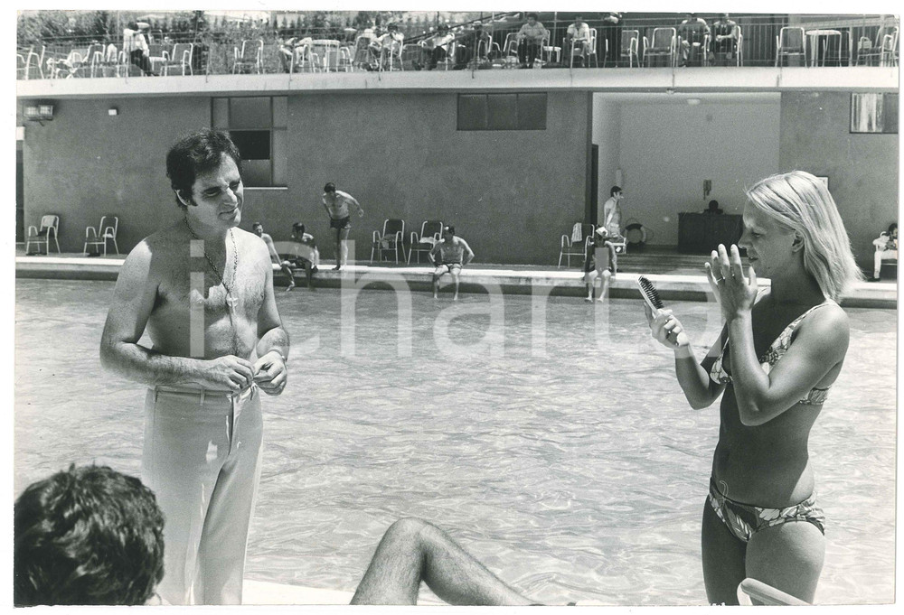 Fotografia d epoca originale 1970 ca COSTUME ITALIA I VIANELLA  Wilma GOICH Edoardo VIANELLO in piscina 1 1