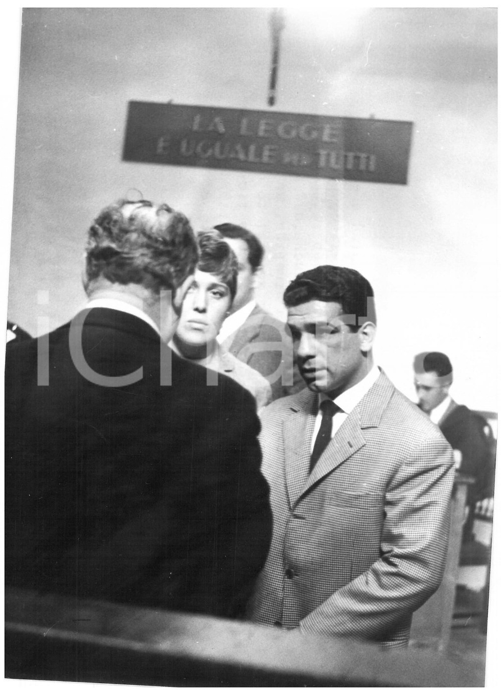 1957 TRIBUNALE DI GENOVA Duilio LOI davanti al pretore *Foto 13x18 cm Fotografia d'epoca, con didascalia coeva al verso.  CONDIZIONI: G FORMATO: 13x18 cm    originale e autentica 1