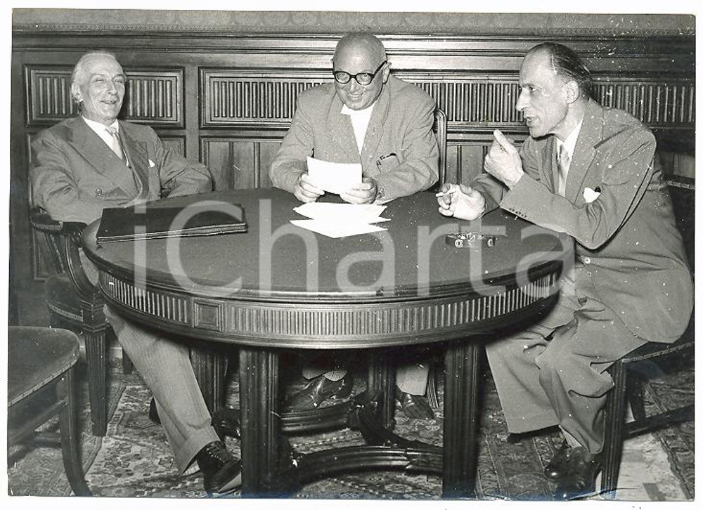 1955 ROMA Antonio SEGNI Pietro NENNI Rodolfo MORANDI durante una riunione *Foto Fotografia d'epoca con didascalia coeva.   CONDIZIONI: POOR (difetti di stampa al margine destro, piegatura all'angolo inferiore destro)FORMATO: 18x13 cm     originale e autentica 1