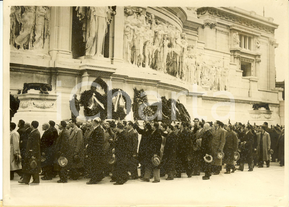 Fotografia d epoca originale 1938 ROMA Dopolavoristi FIAT omaggio a Tomba del Milite Ignoto Fotografia 1