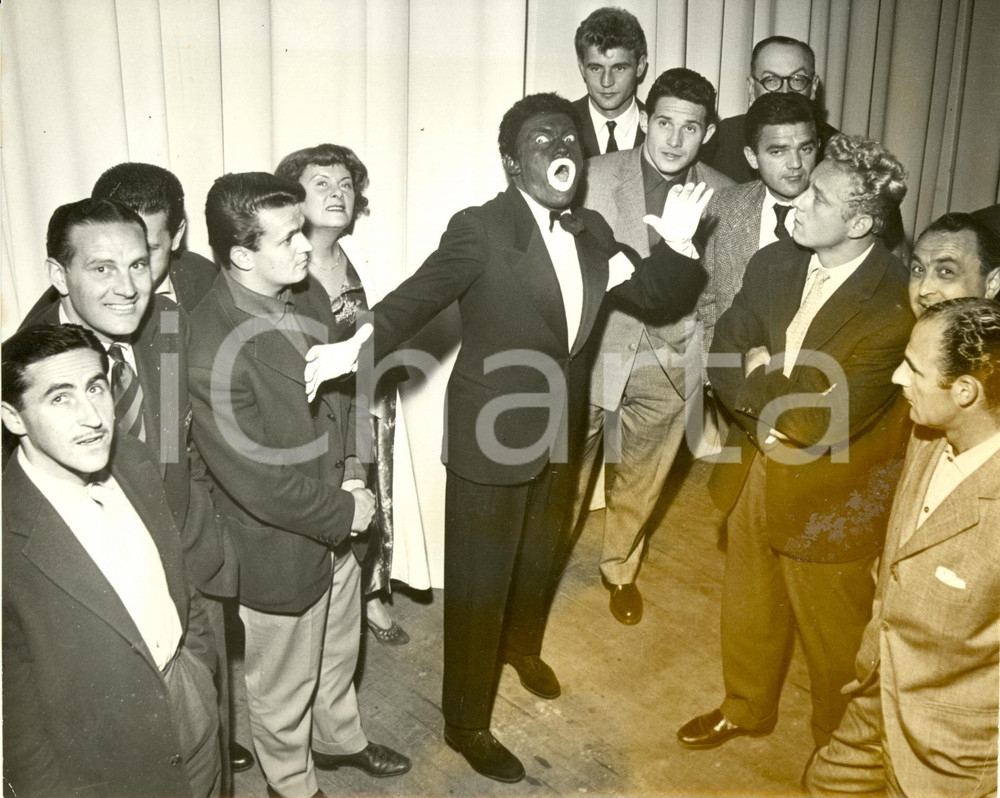 Fotografia d epoca originale 1957 PARIS F Georges ULMER si finge un cantante di colore Foto DANNEGGIATA 1