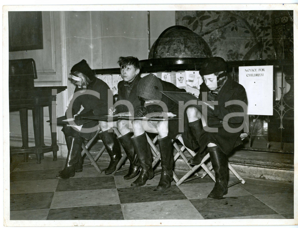 1960 ca LONDON Geffrye Museum - Children working on sketches for a competition  Fotografia d'epoca con didascalia coeva.  CONDIZIONI: FAIR (lievi difetti di stampa) FORMATO: 20x15 cm     originale e autentica 1