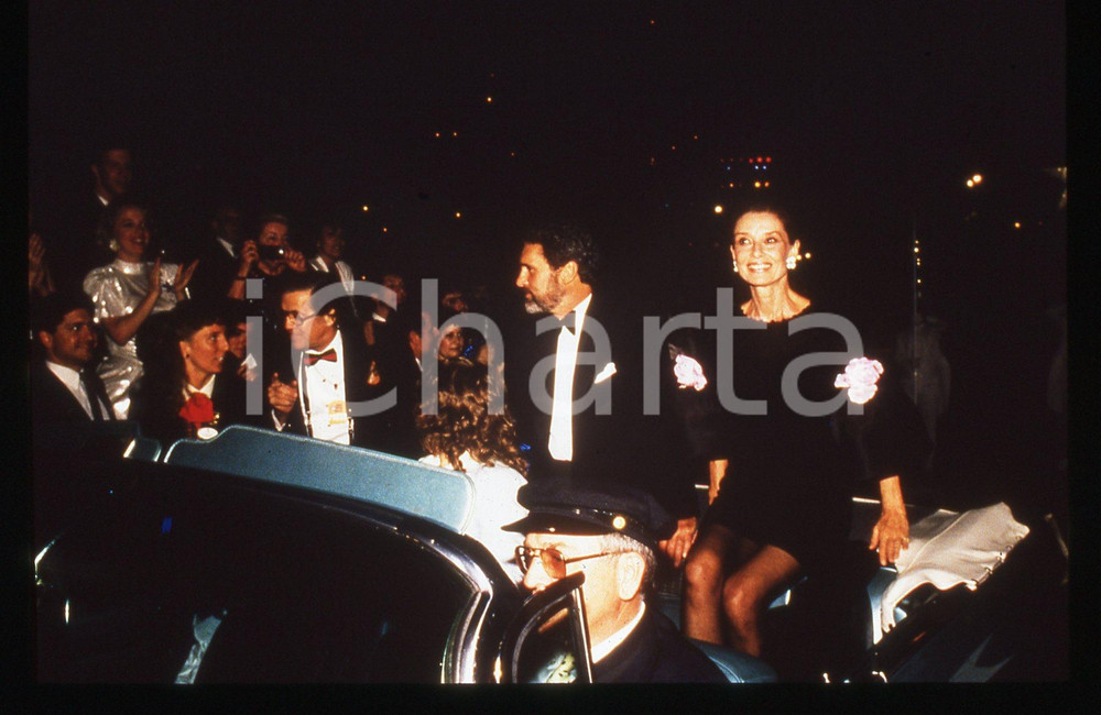 35mm vintage slide* 1985ca CINEMA  Audrey HEPBURN in auto tra i fan (1)