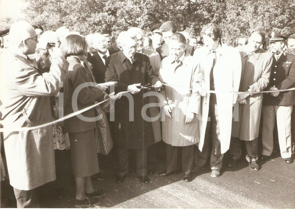 Fotografia d epoca originale 1990 ca PESARO Arnaldo FORLANI taglia nastro inaugurale cerimonia pubblica Foto 1