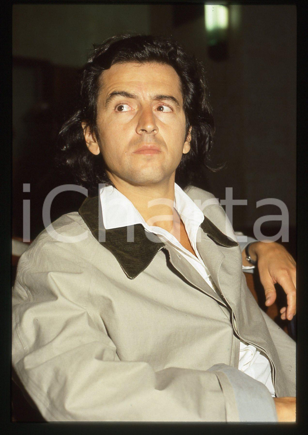 35mm vintage slide* 1985 ca TRIBUNALE DI MILANO Bernard-Henri LEVY Ritratto (9)  Diapositiva d'epoca, in formato 35 mm. CONDIZIONI: GOOD   Tutti i diritti riservati.E' severamente vietata la riproduzione. ICharta mette in vendita, sul negozio eBay e in esclusiva sul sito "icharta" il proprio archivio composto da numerose diapositive e negativi fotografici d'epoca, tutti originali e autentici, che attraversano la storia del costume italiano tra gli la fine degli anni Sessanta e Novanta.Si tratta di uno sguardo inedito sull'attualit&agrave;, la politica, la vita quotidiana, il gossip e la cultura, che fotografa il cambiamento della nazione in quest'ultimo scorcio del XX secolo. Un'occasione unica per il mercato del collezionismo, che vede finalmente disponibile un archivio eccezionale per vastit&agrave;, tematiche e condizioni, in un settore (il negativo fotografico e la diapositiva) di assoluta novit&agrave; e dalle interessanti prospettive di investimento.  originale e autentica 1